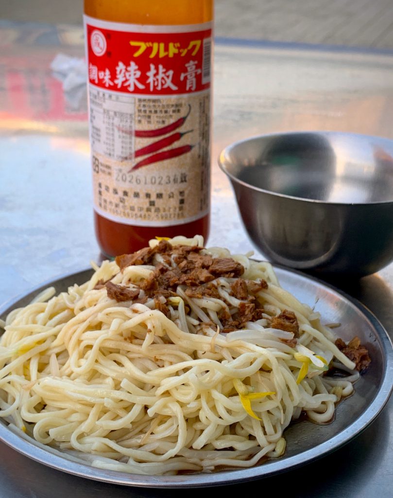 這攤豆菜麵，還加了通常不會有的素肉臊。