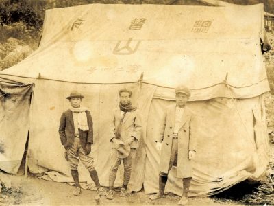 進行山林調查的臺灣總督府殖產局山林課職員。山林課對於臺灣林業發展影響深遠，至今即使政權更替仍持續。（圖片提供／國立臺灣大學地理環境資源學系407研究團隊）