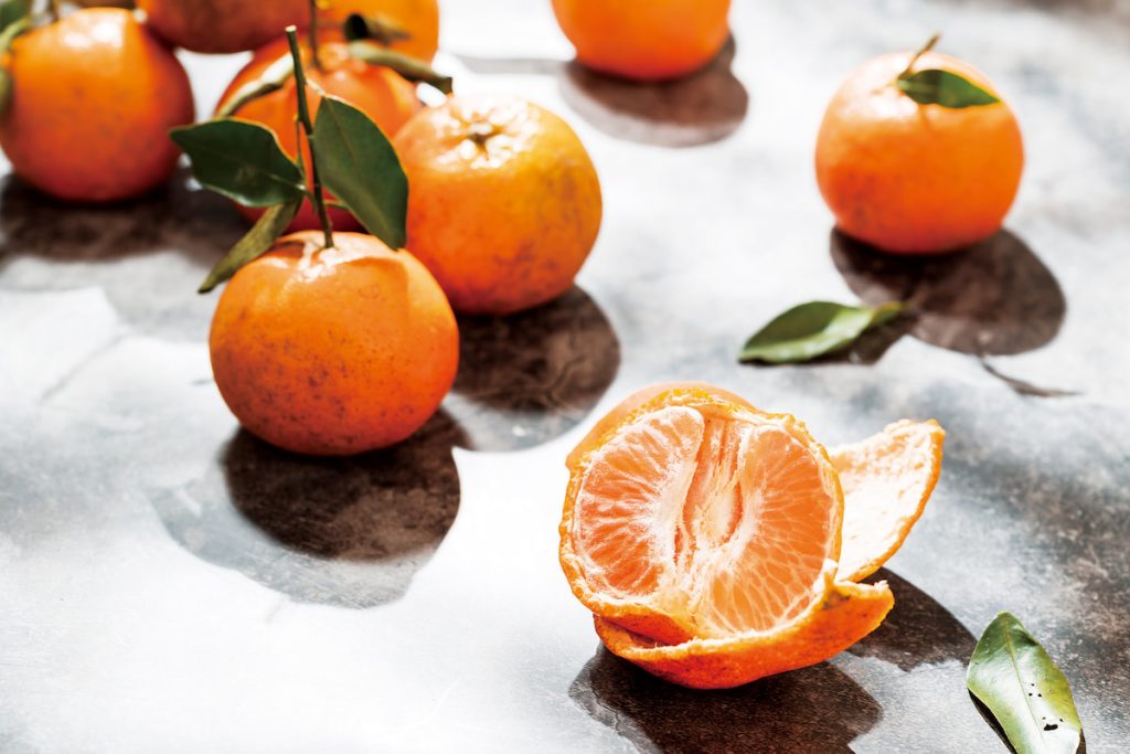 草山柑果肉泛出寶石光澤。