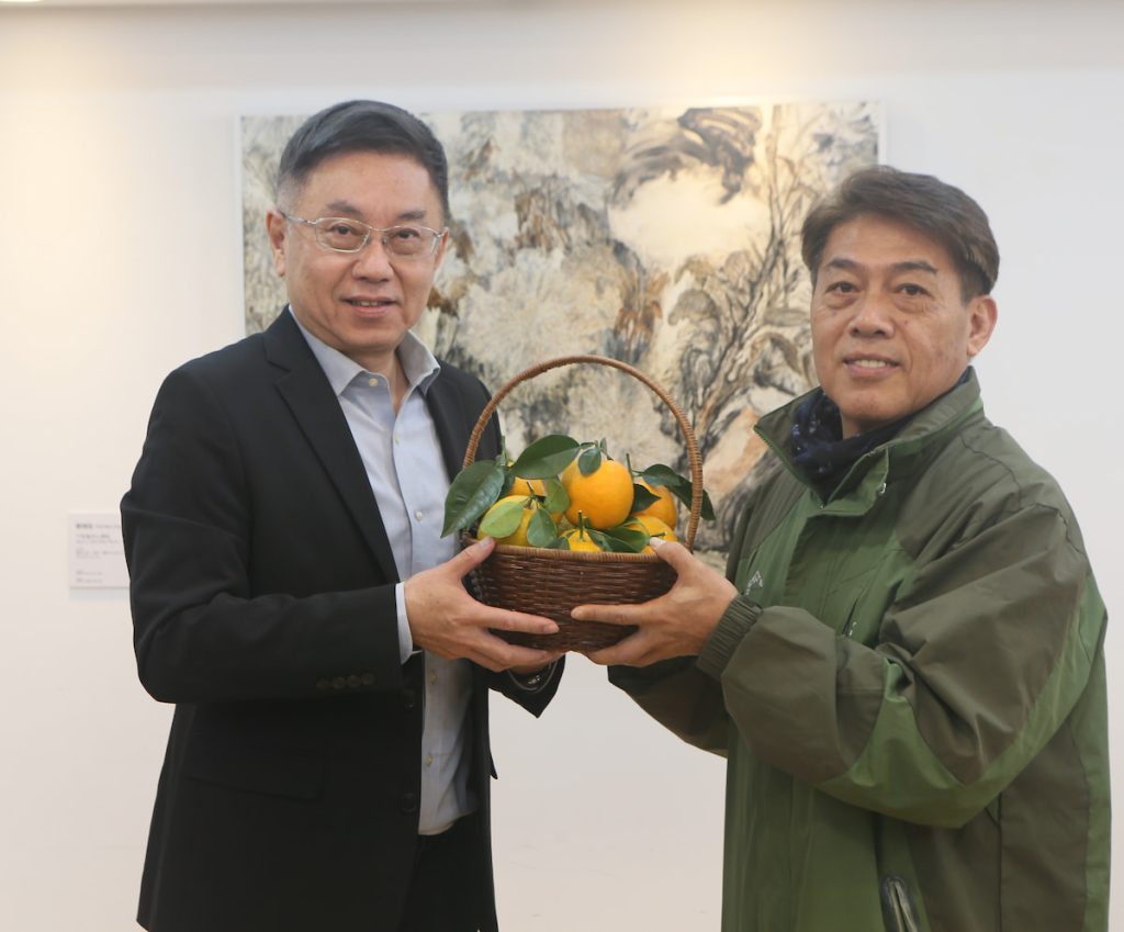 林華慶（左）與根誌優（右）是南庄橙復育推手。