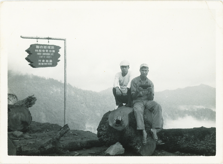 1965年,林務局展開大規模的林相變更計畫。林務局將森林先標給業者伐採,再交給造林業者經營。葉山木材行負擔起觀霧一帶的伐木任務。照片可見「林相變更」的告示牌。(圖片提供/葉名峻)