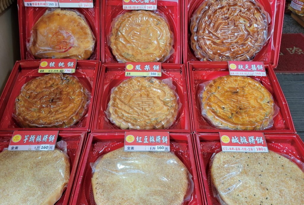 「大餅」又稱「日頭餅」，是論斤稱重販售。