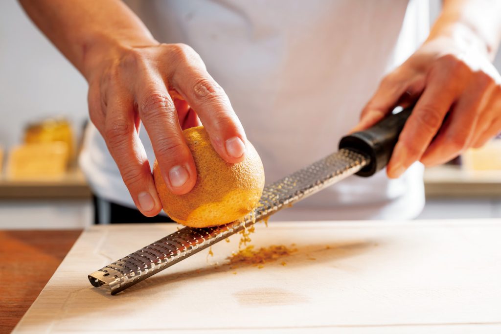 不只果肉，桶柑果皮刨絲也很好運用。