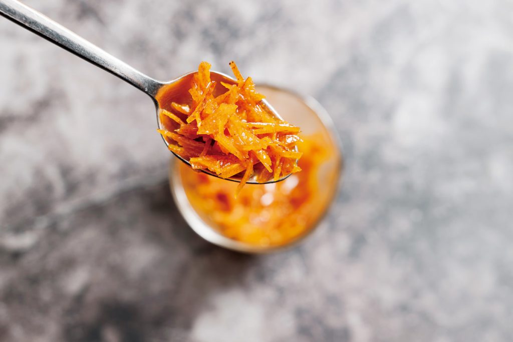 果皮切絲與果肉熬成果醬，能融入糕點。