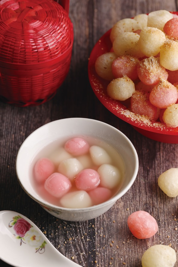 水煮湯圓（中）與花好月圓（右上）。