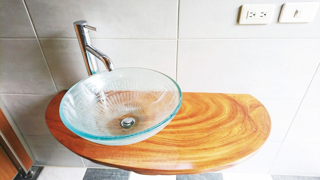 櫸木堅硬、耐腐朽,可製成洗手臺。(圖片提供/張家茂木業)