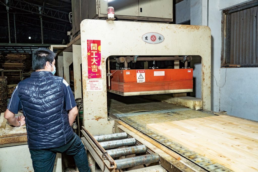 高週波拼板機利用高頻電能使膠水在膠合層內快速固化。相較傳統需耗時數小時的冷壓製程,高週波壓合僅需一至兩分鐘即可完成,讓壓合更快速、更均勻,也進一步提升產能與產品品質的穩定度。(圖片提供/陳宛慶)