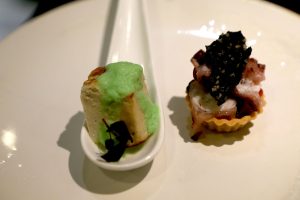 餐宴開胃菜分別是虱目魚糕佐西瓜綿醬汁(左)與軟煮章魚配墨魚脆片(右)。(攝影/孫維揚)