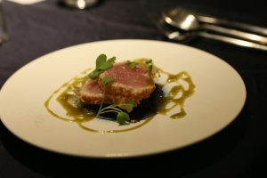 當季盛產的白腹旗魚表層經過香煎,外潤內鮮。(攝影/孫維揚)