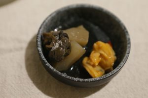 呂甯期將九孔鮑魚的肝臟經特別料理後,成為甘甜漬物。(攝影/孫維揚)