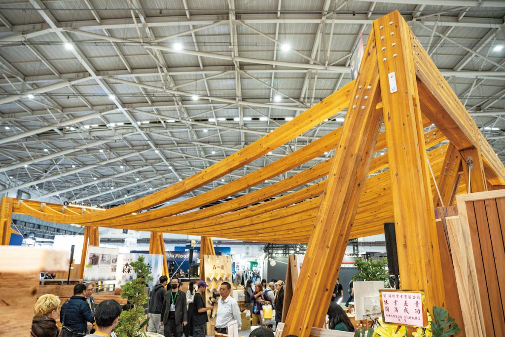 2 0 2 5 年國產材臺灣館的主建物「循弧之森」,即是用柳杉打造的。(攝影/吳尚鴻)