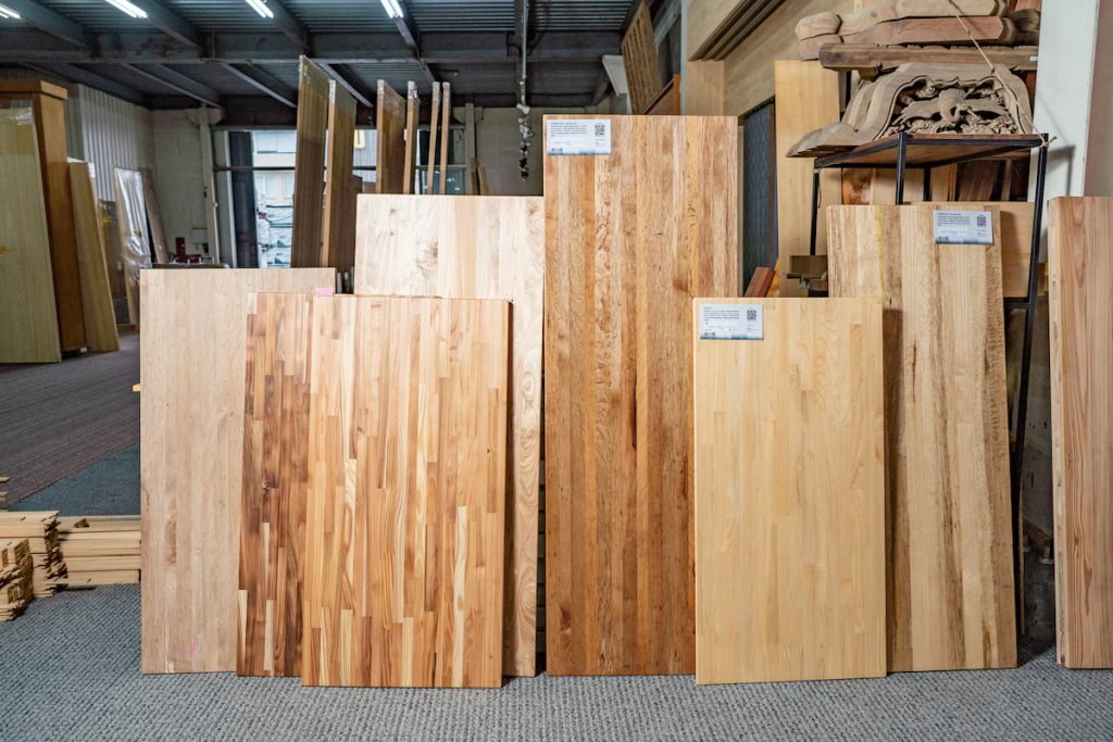 柳杉、紅檜、赤皮類(臺灣紅橡)、長尾栲等國產材做成拼板與指接集成板。即使是小尺寸木料,也能透過拼板與指接技術接長、集成,製成規格化產品,擴大在建材與家具等應用場景;部分實品亦於羅東交流道下展場陳列展示。