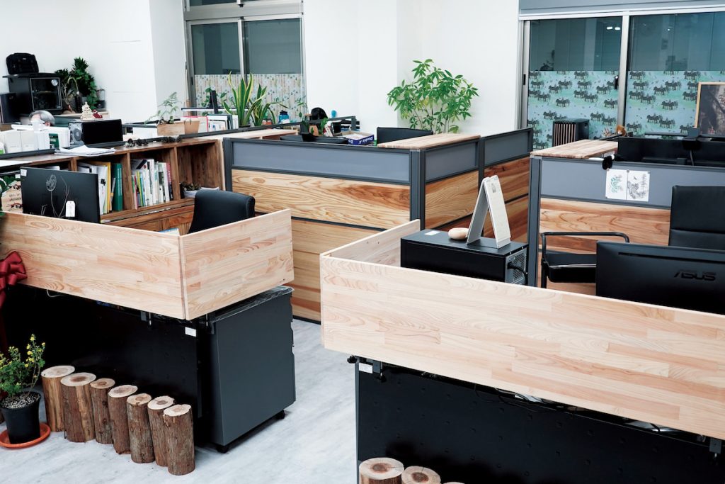 林業署森林產業組的辦公室家具、用品,甚至是電燈開關,都以國產材設計製作,成為最佳展示場。