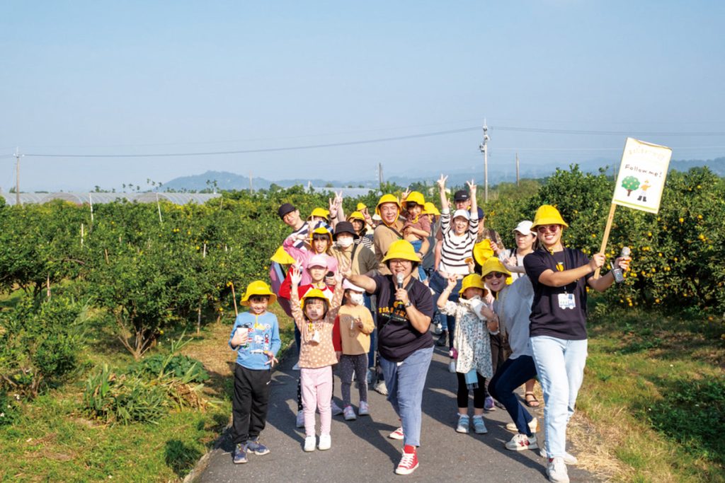 小朋友戴上小黃帽，和柳丁一起感受麻園風土。