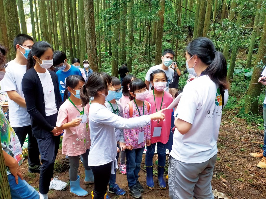 正昌與斯創教育工作群合作,讓孩童走進山林,了解林業發展與保育並不互斥,還能相輔相成。(圖片提供/梁國興)