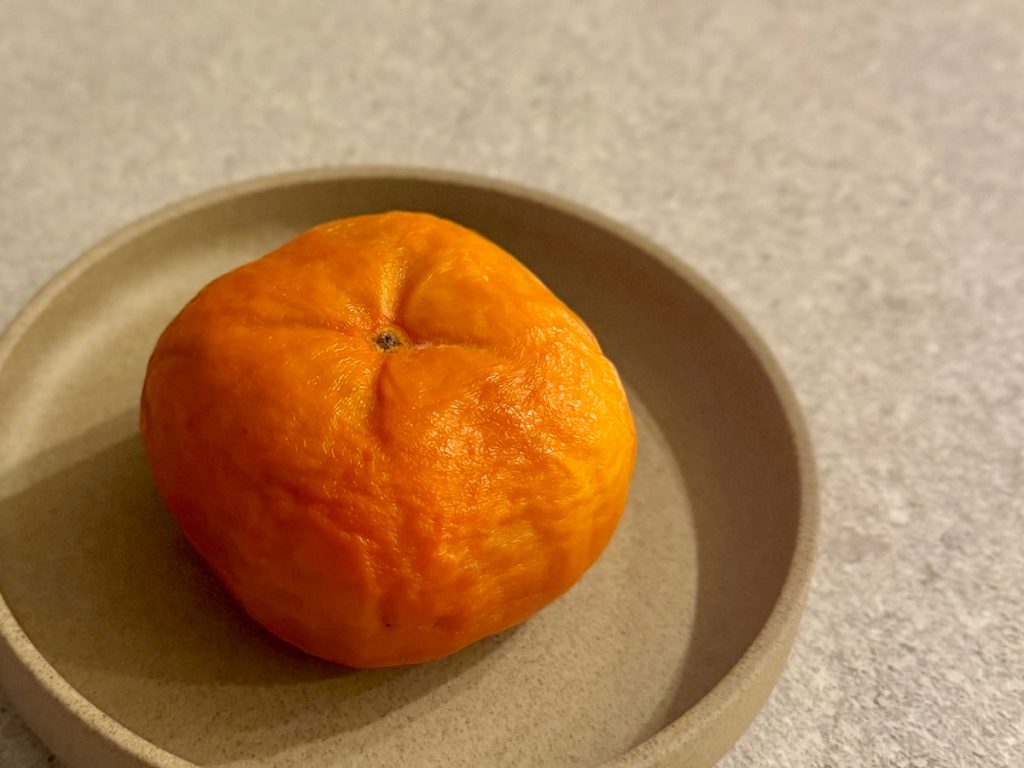 食材（2 人份）
完熟柿子 1 顆、香料餅乾（Lotus） 8 片、濃縮咖啡少許、馬士卡彭100g、鮮奶油50g、蛋黃1 顆、可可碎適量
調味料
檸檬汁、蜂蜜、糖、蘭姆酒

