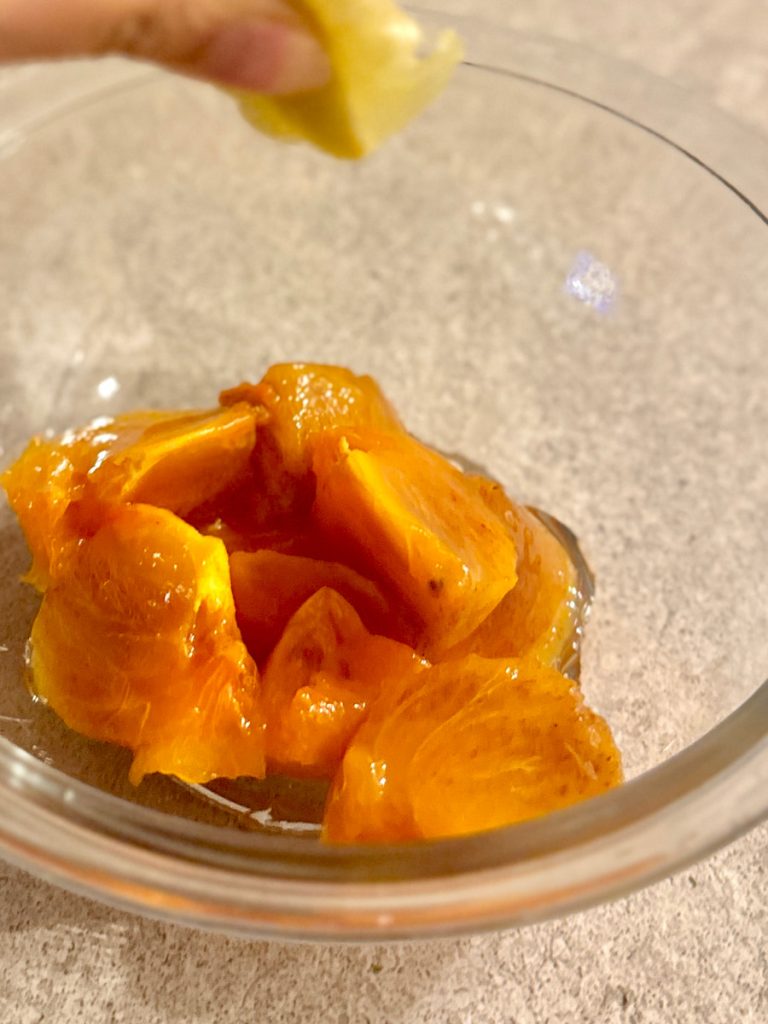 料理步驟
1 完熟甜柿去皮切塊，拌入少許檸檬汁、蜂蜜和蘭姆酒（可省略）後冷藏待用。
2 將鮮奶油加糖，打發至提起打蛋器，奶霜尖端略微下垂的狀態。
3 蛋黃打發，加入馬士卡彭攪拌均勻。
4 將步驟2 分次加入步驟3，用切拌或摺疊方式混合，輕輕拌均，直到顏色均勻、質地蓬鬆。
5 2 片香料餅乾鋪在盤底，塗上極少量的濃縮咖啡，讓餅乾略為浸潤。舀上馬士卡彭奶霜，重複堆疊兩次。
6 盛上柿子，撒上可可碎即完成。
