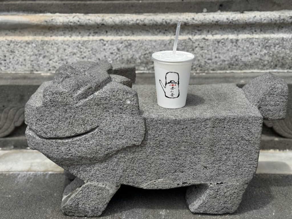 二崁的杏仁茶神奇地沒有刺鼻味，喝起來有種淡淡的奶香，十分順口。