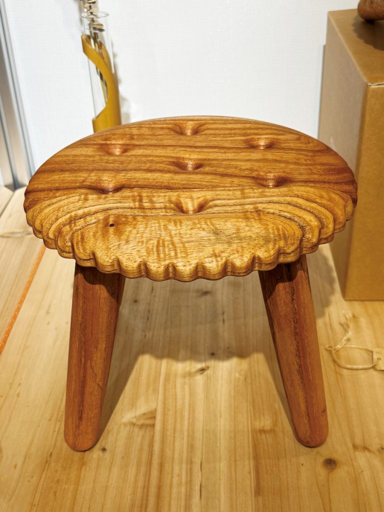 國產楝樹製成餅乾型椅凳,造型和色澤都相當可愛。(攝影/吳尚鴻)