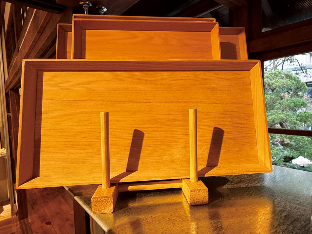 紅檜不只適合製成高級家具,用於餐具也別有一番風味。(攝影/吳尚鴻)