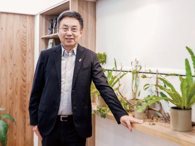 林業署長林華慶打造森林治理新思維，從署內文化氛圍調整，到外部與原住民和解對話，10多年來不曾停止。