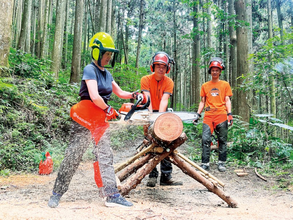 參與者有機會實際穿上安全裝備,拿起鏈鋸,體驗林業職人的日常。(圖片提供/斯創教育工作群)
