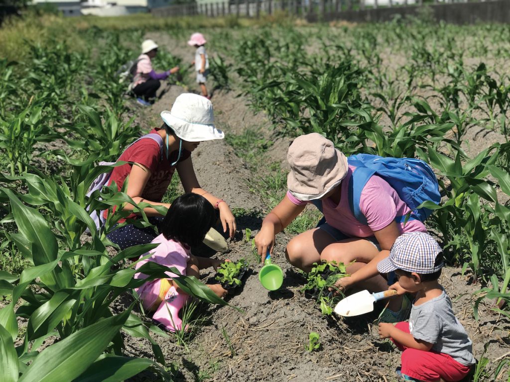 以會員回饋形式邀請長期支持的顧客走入田間參訪，深化信賴關係，並促進口碑轉介與再次購買。