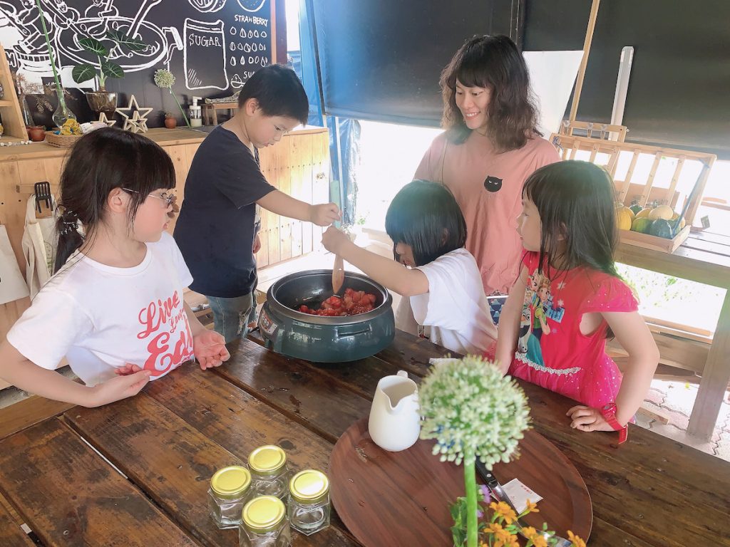 將冬季生產之草莓分級整理後冷凍保存,於夏季開發多元加工產品並結合食農手作課程,為非產季創造穩定收入。