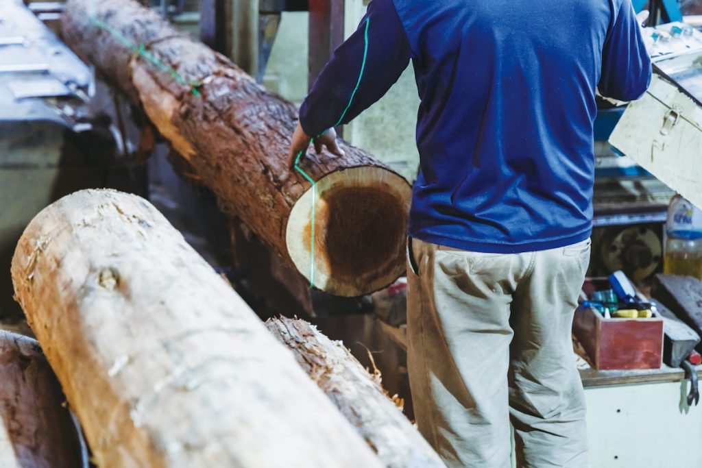 木材大剖階段,在雷射光輔助下,裁切木材的精準度大大提高。