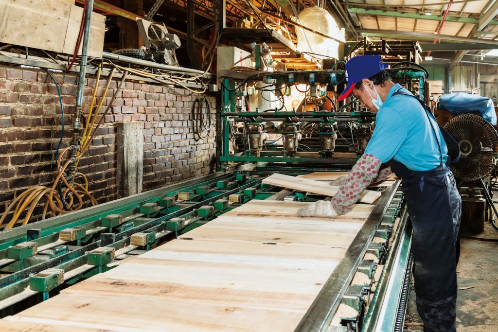 較完整的餘材,經由師傅釘牢後,製成棧板。