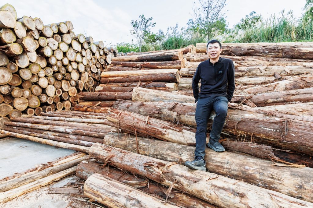 身為少數自營林場的國產材業者,梁國興也著眼未來山林資源的規畫,盼到下一代也不虞匱乏。