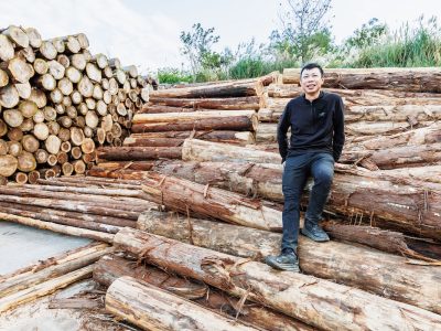 身為少數自營林場的國產材業者，梁國興也著眼未來山林資源的規畫，盼到下一代也不虞匱乏。