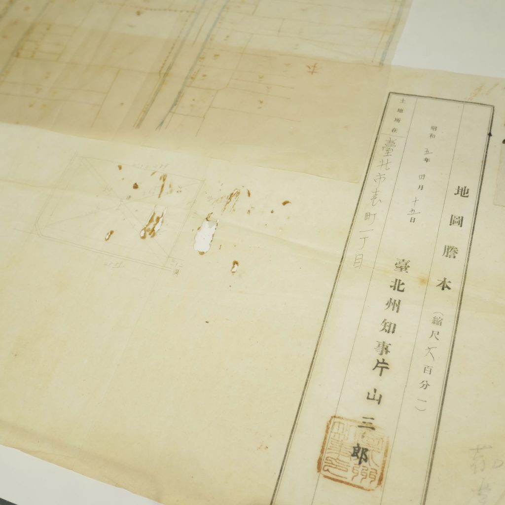 日治時期的土地臺帳與地圖謄本。土地臺帳是當時的主要土地權利憑證,但並未強制土地所有權人登記。(攝影╱氏子 on Wikimedia Commons CC BY-SA 4.0 DEED)