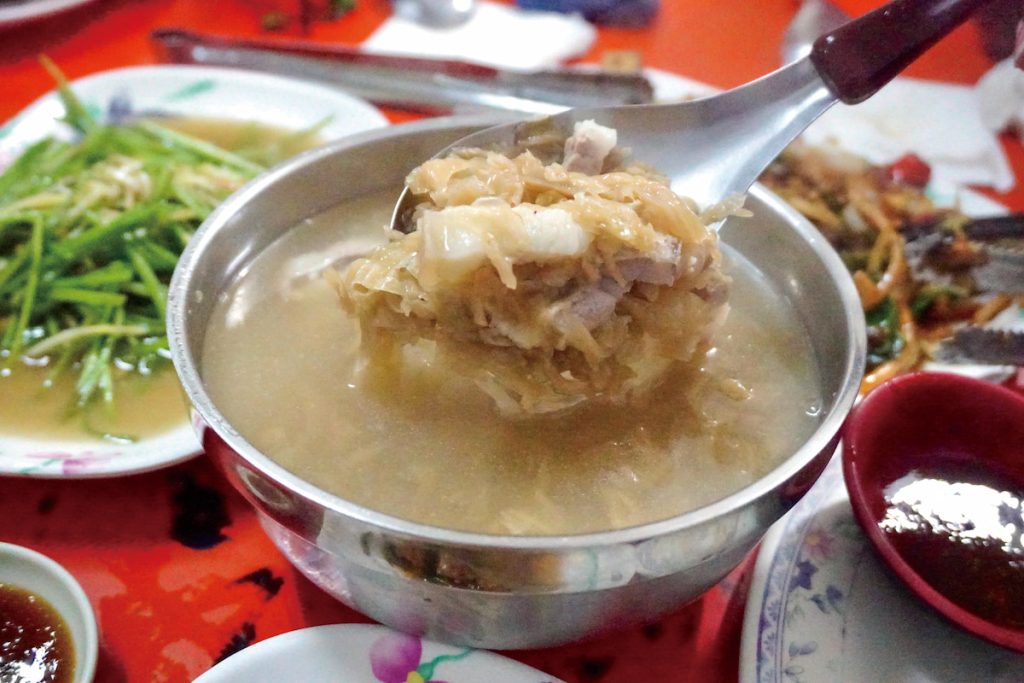 以鹽醃漬發酵成的酸高麗菜,常和五花肉一起煮湯。