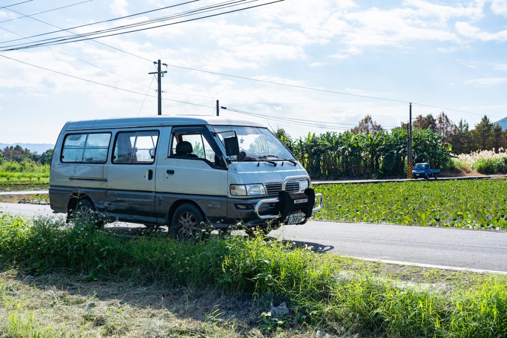 北上希望廣場農民市集擺攤也是靠這臺陪花媽南征北討的小貨車。