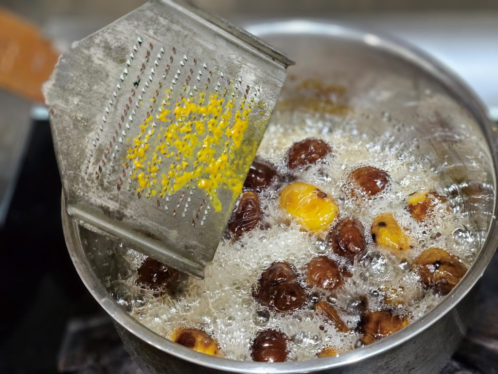 3 糖汁即將收乾前，可以削一點檸檬皮屑或橘子皮絲進去拌勻，增加柑橘香氣。注意只要取薄薄一層表面果皮，不要使用白色的內層，會苦。
4 這個很甜，但會越吃越「紲喙」（suàtshuì），很適合與知心好友深夜對飲品嘗。
