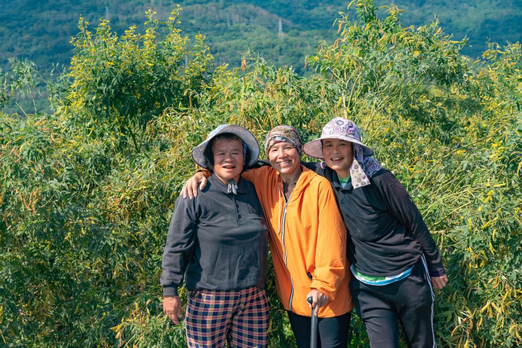 每天生活在一起,與單親婦女培養出家人般的感情,花媽笑稱是「甜蜜的負擔」。