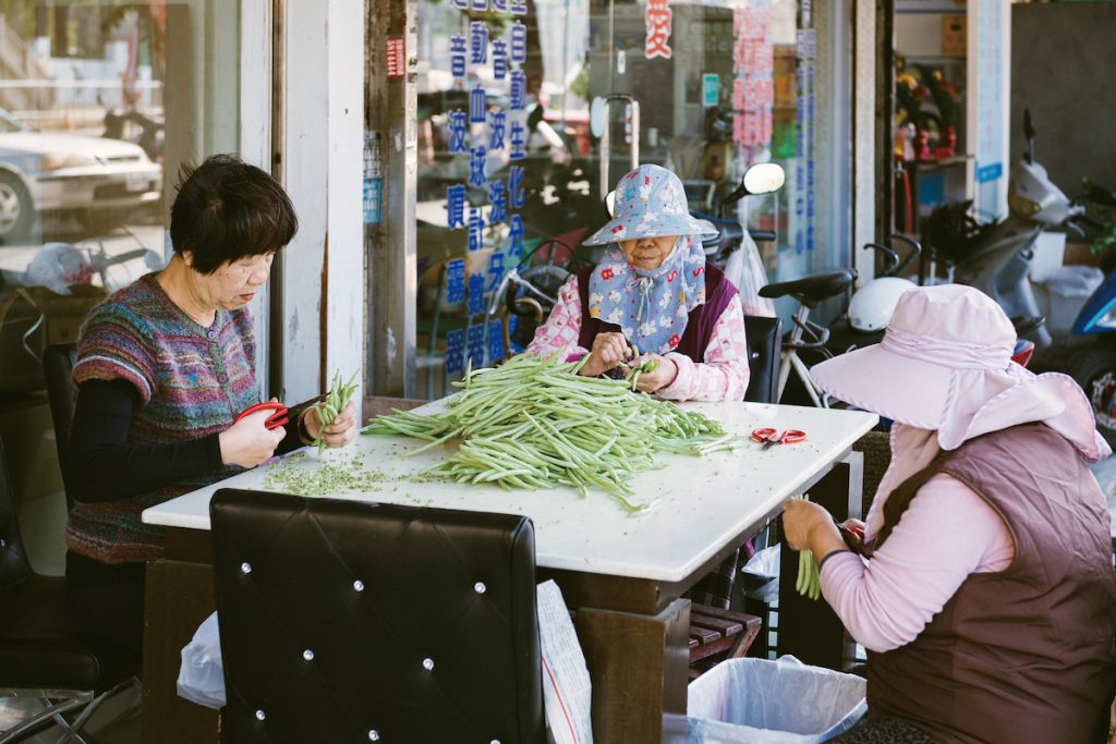 臺灣媽媽們剝去四季豆的粗纖維,是常見的日常風景。