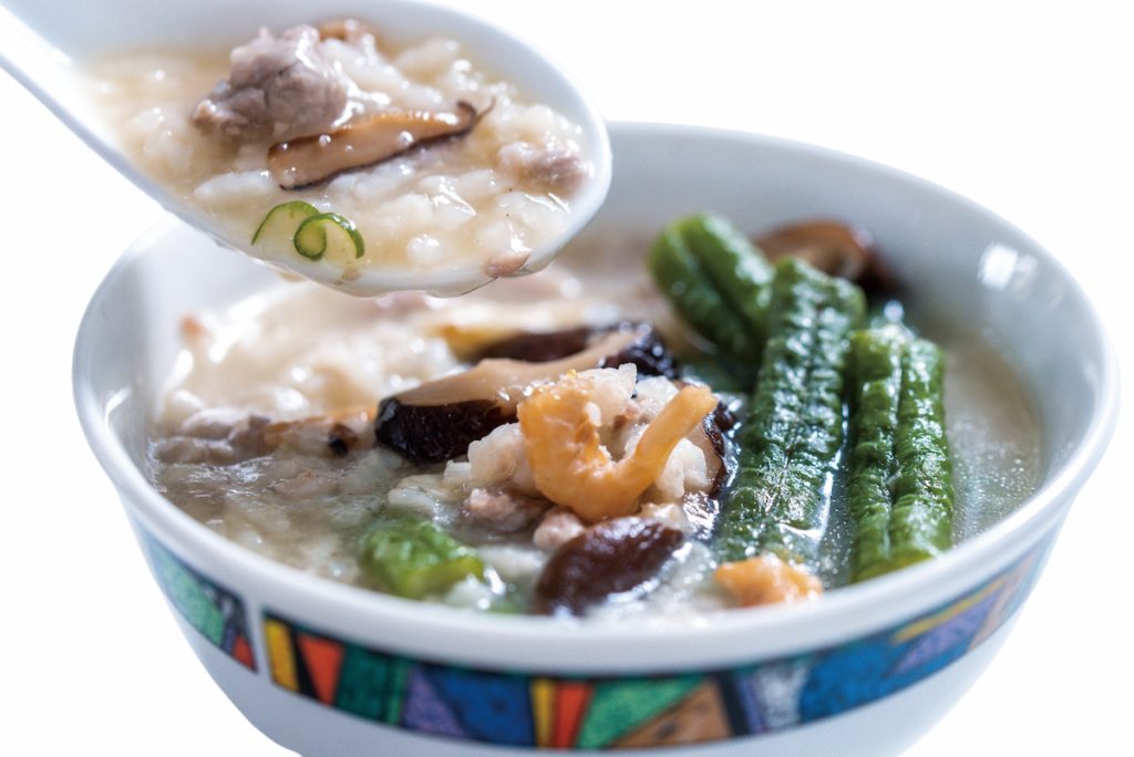 豇豆粥,俗稱菜豆仔粥,是經典家常鹹粥。用豇豆和白米,搭配豬肉絲、乾香菇、蝦米及紅蔥酥等配料熬製。