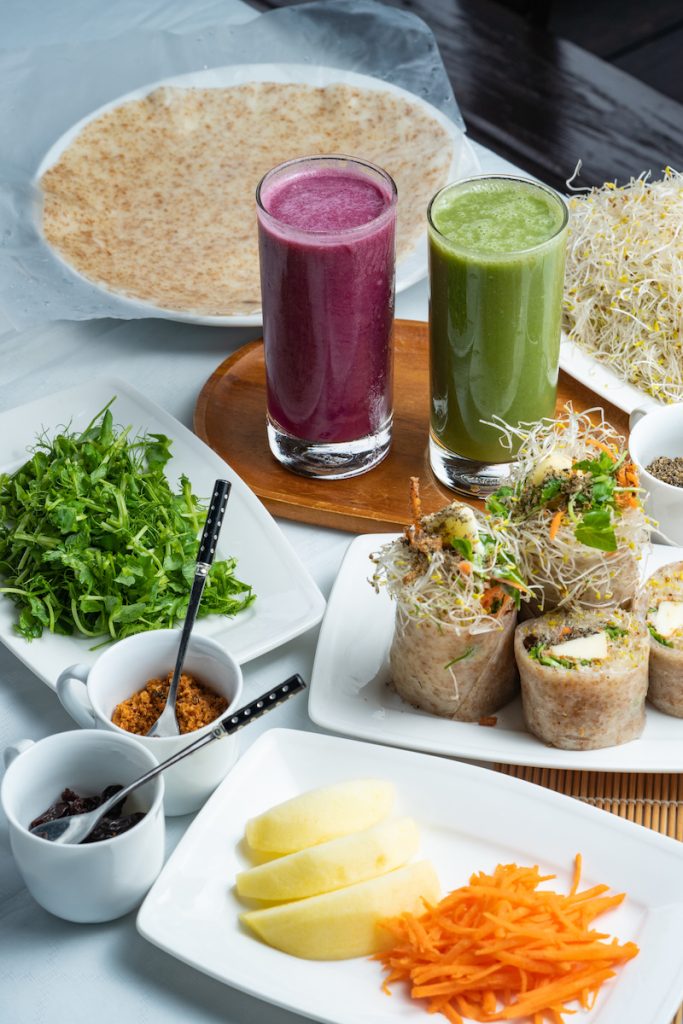 新鮮苜蓿芽與豌豆芽製作的芽菜手捲、芽菜蔬果汁。