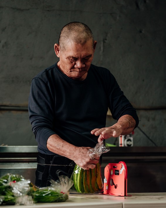 鍾睿洋爸爸鍾洪源也一起幫忙包裝翼豆。