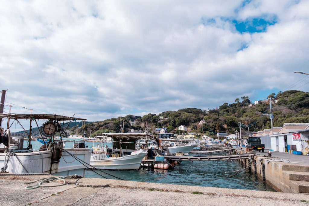 岐志漁港風景，遠處山上是有錢人的別墅。