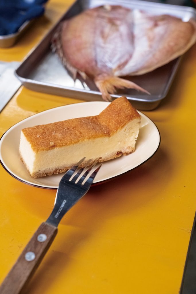 智子手工製作的起司蛋糕，將過往的西洋甜點師夢想，與家裡的事業達成完美結合。