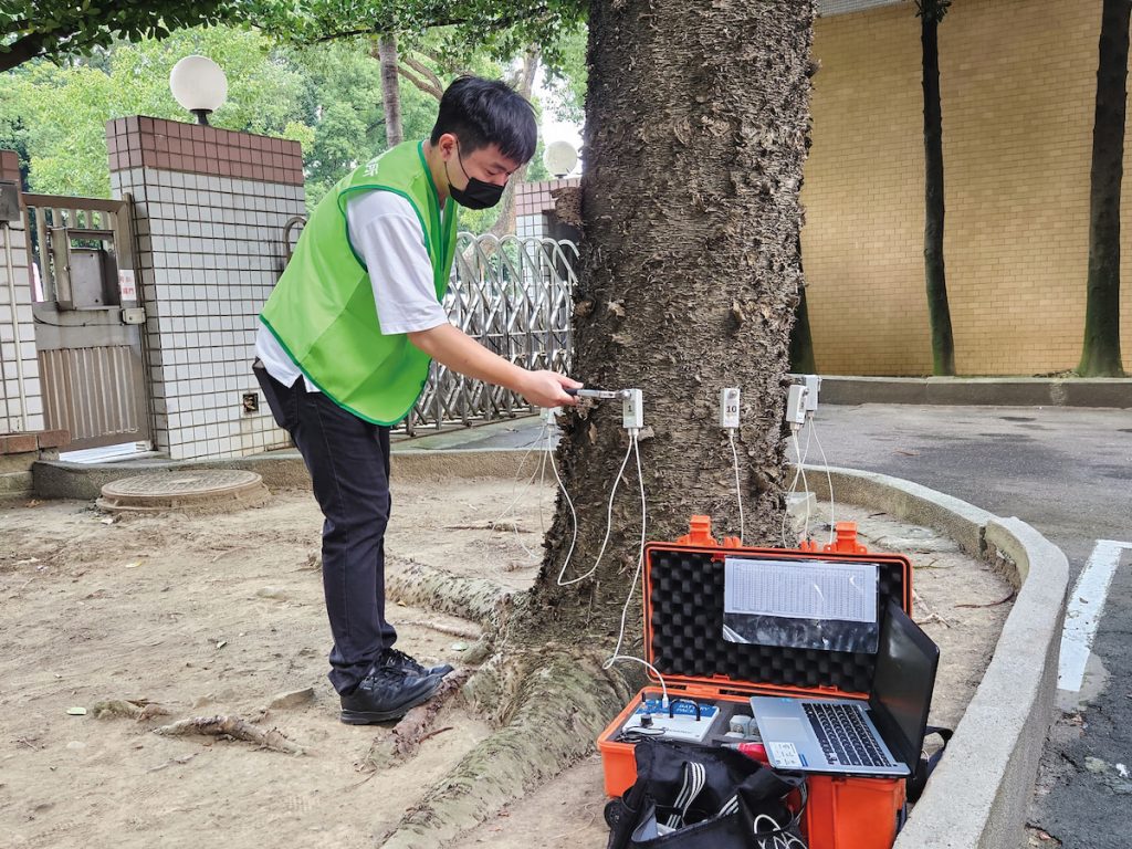 檢測人員正在敲打應力波檢測儀的感應器。