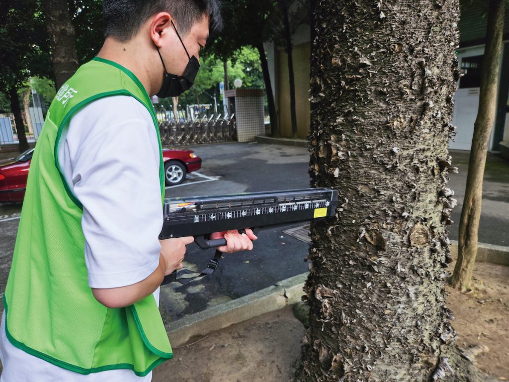 鑽孔阻抗儀以鑽針深入樹木檢測內部情形。