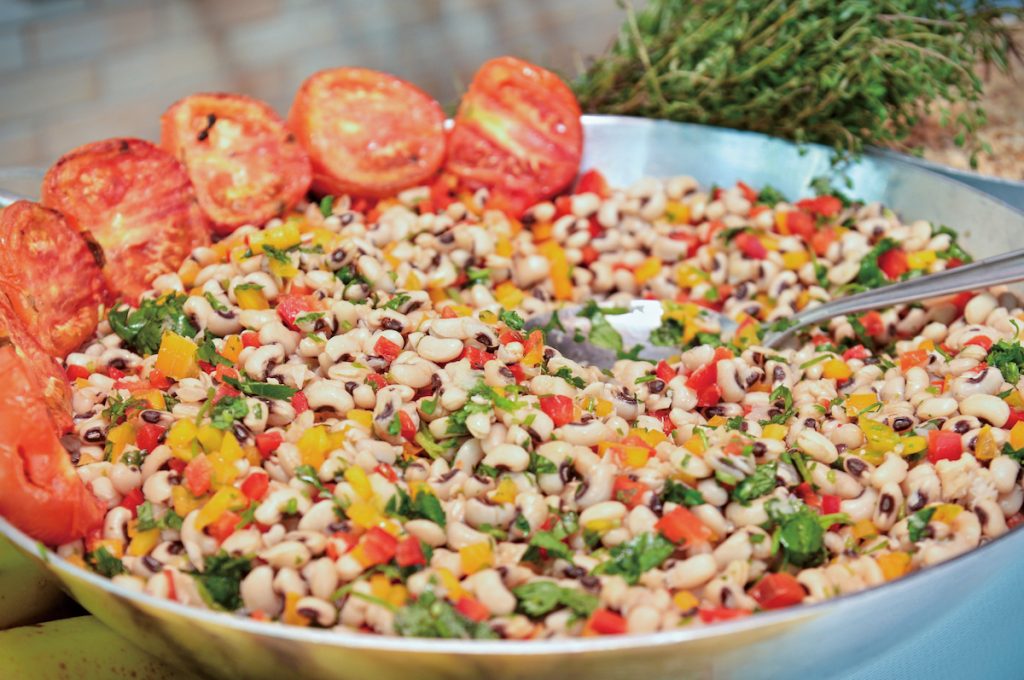 在非洲、加勒比海或南美洲,會把豇豆或黑眼豆煮熟後,加洋蔥、番茄、檸檬汁和橄欖油涼拌。(sauloangelo ╱ on Adobe Stock)