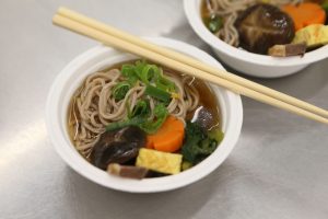 「離島研究所」主題應用馬祖昆布製作甜點，還有熬成高湯搭配蕎麥麵。（攝影／孫維揚）