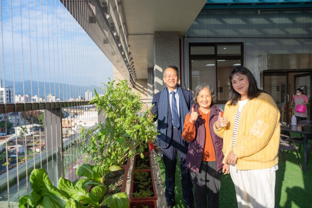 宜蘭市農會附設日照中心有設「日光農場」，讓銀髮族可以種花種草調節心情。