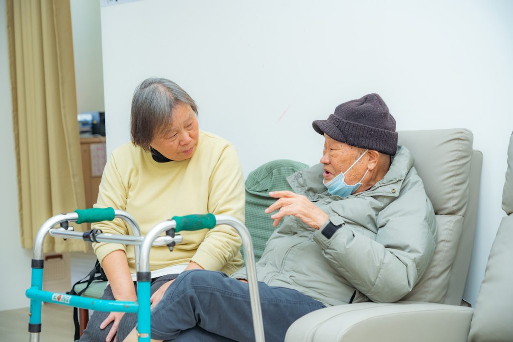 白天在日照中心有人照顧有同伴共歡樂，很多長者都能改善生活品質。