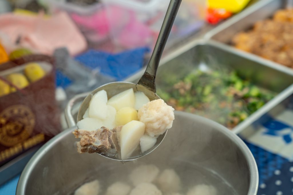 綠照站供應的山藥排骨湯，拉長熬煮時間讓山藥變得鬆軟綿密容易入口，並加入彰化區漁會的花枝丸。